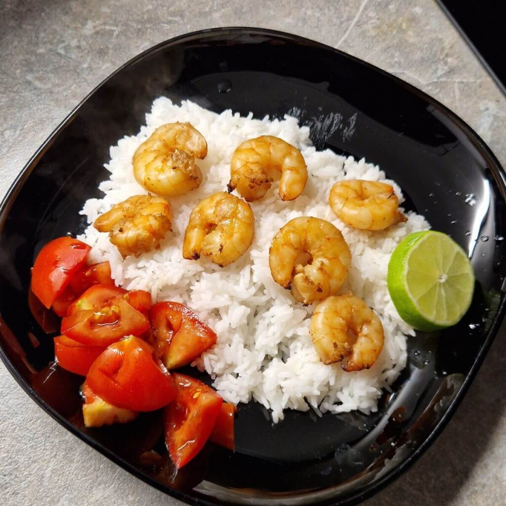 Grilled Shrimp mit Lime, Reis und Tomaten in Soyasauce Serviert