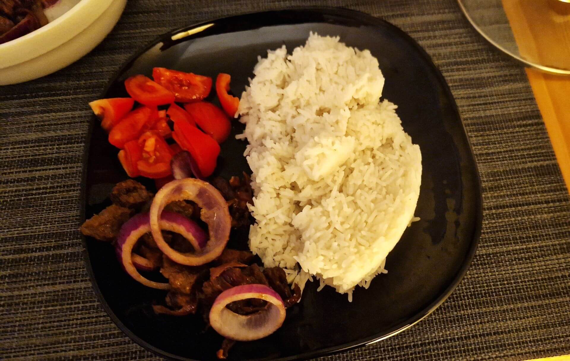 Bistek Tagalog mit Reis Gericht